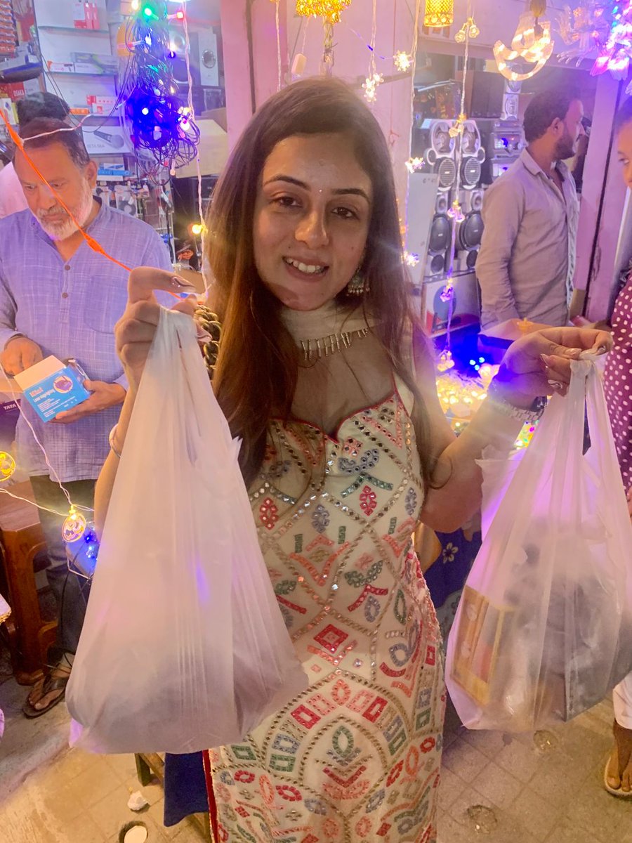 localby56's tweet image. I celebrated #LOCALwaliDiwali in the #Tippasandra @icindngr  Market🪔 The experience was just phenomenal. We were so taken with the warmth and generosity of the #LOCALstreet vendors that we felt compelled to buy something from each one of them and support them as much as we could