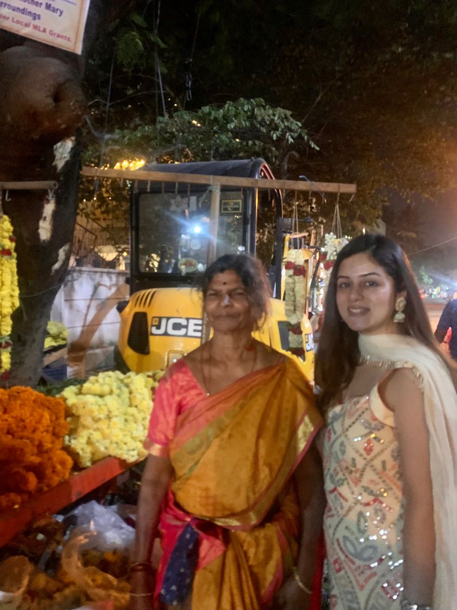 localby56's tweet image. I celebrated #LOCALwaliDiwali in the #Tippasandra @icindngr  Market🪔 The experience was just phenomenal. We were so taken with the warmth and generosity of the #LOCALstreet vendors that we felt compelled to buy something from each one of them and support them as much as we could