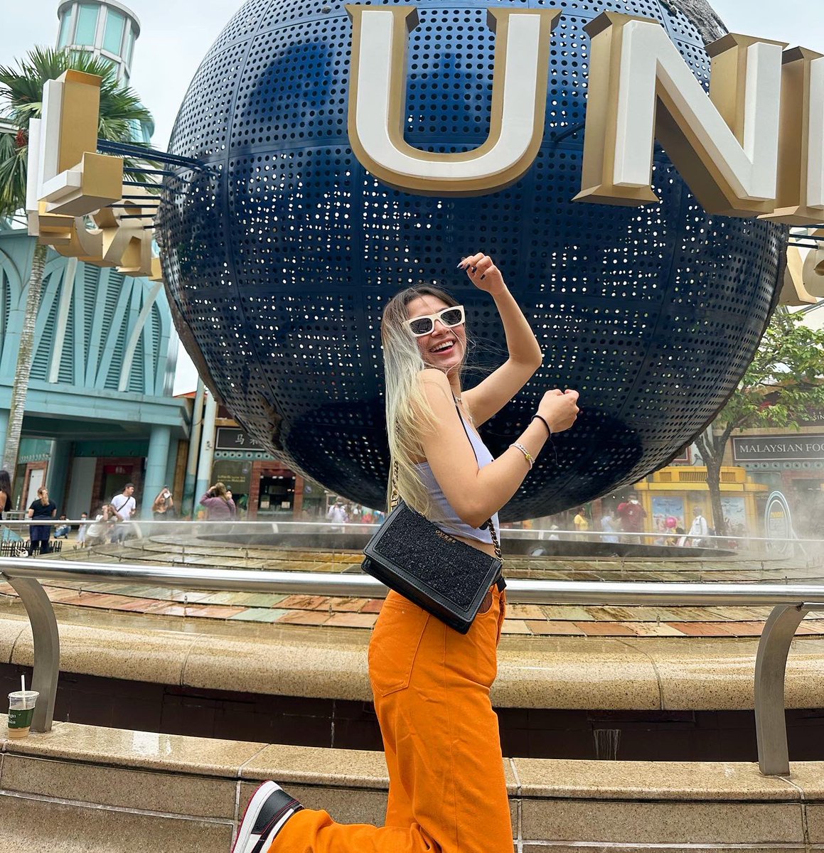 WardReinalyn's tweet photo. Happy at Universal Studio Singapore 😍🥰

#WardReinalyn #Thocseason4 #TheHouseOfCollab #WalangBagoSaEnding #Singapore #UniversalStudio #KumuCapaigns https://t.co/N1xBzOvXnx