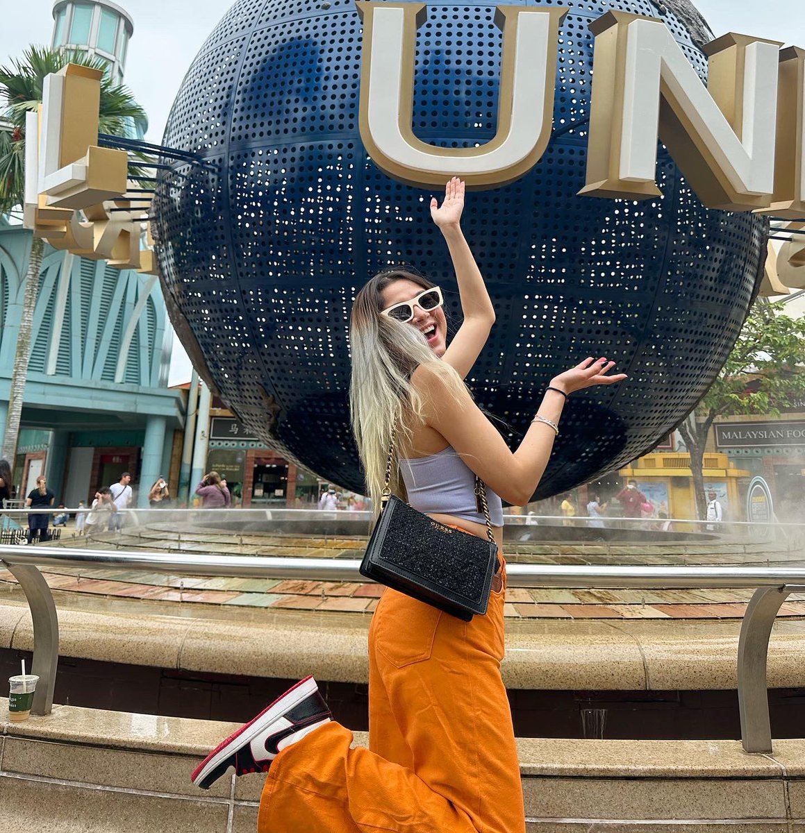 WardReinalyn's tweet photo. Happy at Universal Studio Singapore 😍🥰

#WardReinalyn #Thocseason4 #TheHouseOfCollab #WalangBagoSaEnding #Singapore #UniversalStudio #KumuCapaigns https://t.co/N1xBzOvXnx