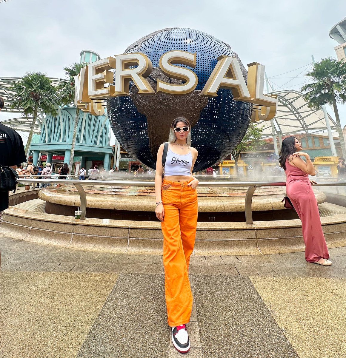 WardReinalyn's tweet photo. Happy at Universal Studio Singapore 😍🥰

#WardReinalyn #Thocseason4 #TheHouseOfCollab #WalangBagoSaEnding #Singapore #UniversalStudio #KumuCapaigns https://t.co/N1xBzOvXnx