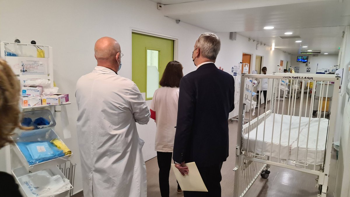 ℹ️ Hier, Denis Robin, directeur général de l'#ARSPaca s'est rendu dans le service de #pédiatrie de l'Hôpital de la Timone de l'@aphm_actu pour apporter son soutien aux équipes soignantes.