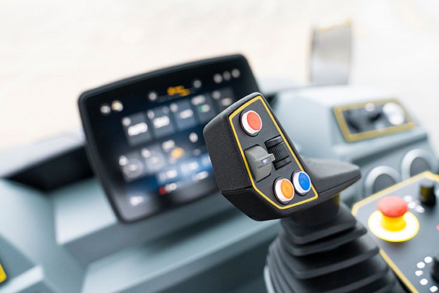 ABZ_News's tweet image. [Sponsored Post] Erstmals erhält eine #Baumaschine das #AGR-#Gütesiegel der Aktion Gesunder Rücken e.V.. Das Bedien- und #Kabinenkonzept der neuesten Generation schemelgelenkter #Tandemwalzen BW 154 AP-5 und BW 174 AP-5 von #Bomag wurden ausgezeichnet. bit.ly/3DwtYFG