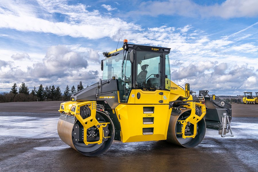 ABZ_News's tweet image. [Sponsored Post] Erstmals erhält eine #Baumaschine das #AGR-#Gütesiegel der Aktion Gesunder Rücken e.V.. Das Bedien- und #Kabinenkonzept der neuesten Generation schemelgelenkter #Tandemwalzen BW 154 AP-5 und BW 174 AP-5 von #Bomag wurden ausgezeichnet. bit.ly/3DwtYFG