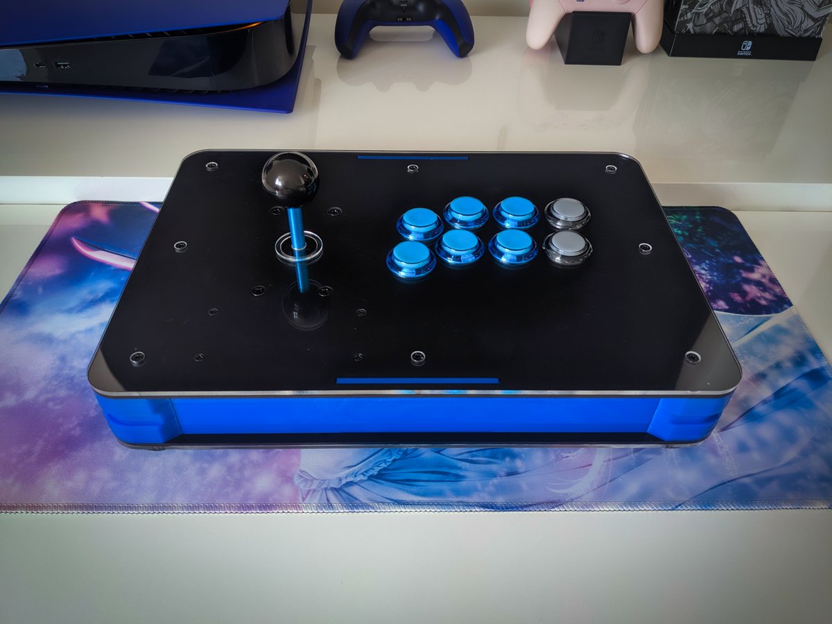 WaifuSticks's tweet photo. A neat build for Floppy_Walrus! The black panels are a matte finish which gives off a very neat look even under the clear cover.

Thanks for your commission! https://t.co/TCmVuNhiu1