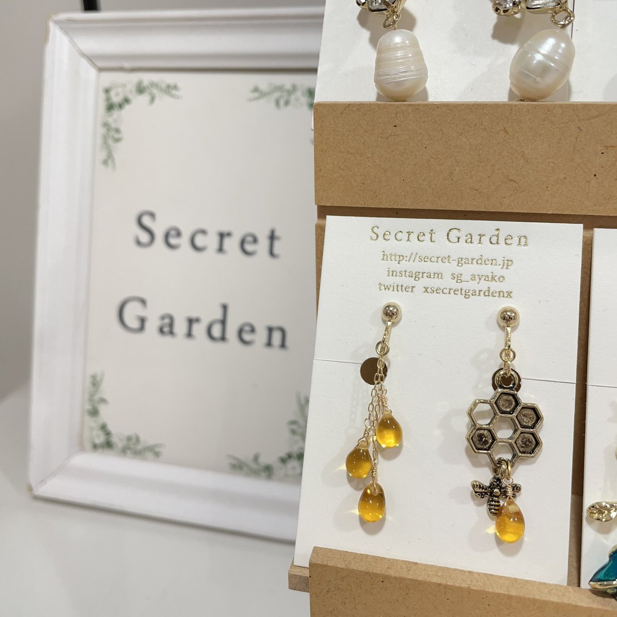 beppin_deco's tweet photo. 💐secret garden @xsecretgardenx💐

お花やフルーツで
女性らしさを演出します🍒

可愛らしさ溢れるアクセサリーを
ぜひご覧ください👗✨ https://t.co/igE8Bmx0VG