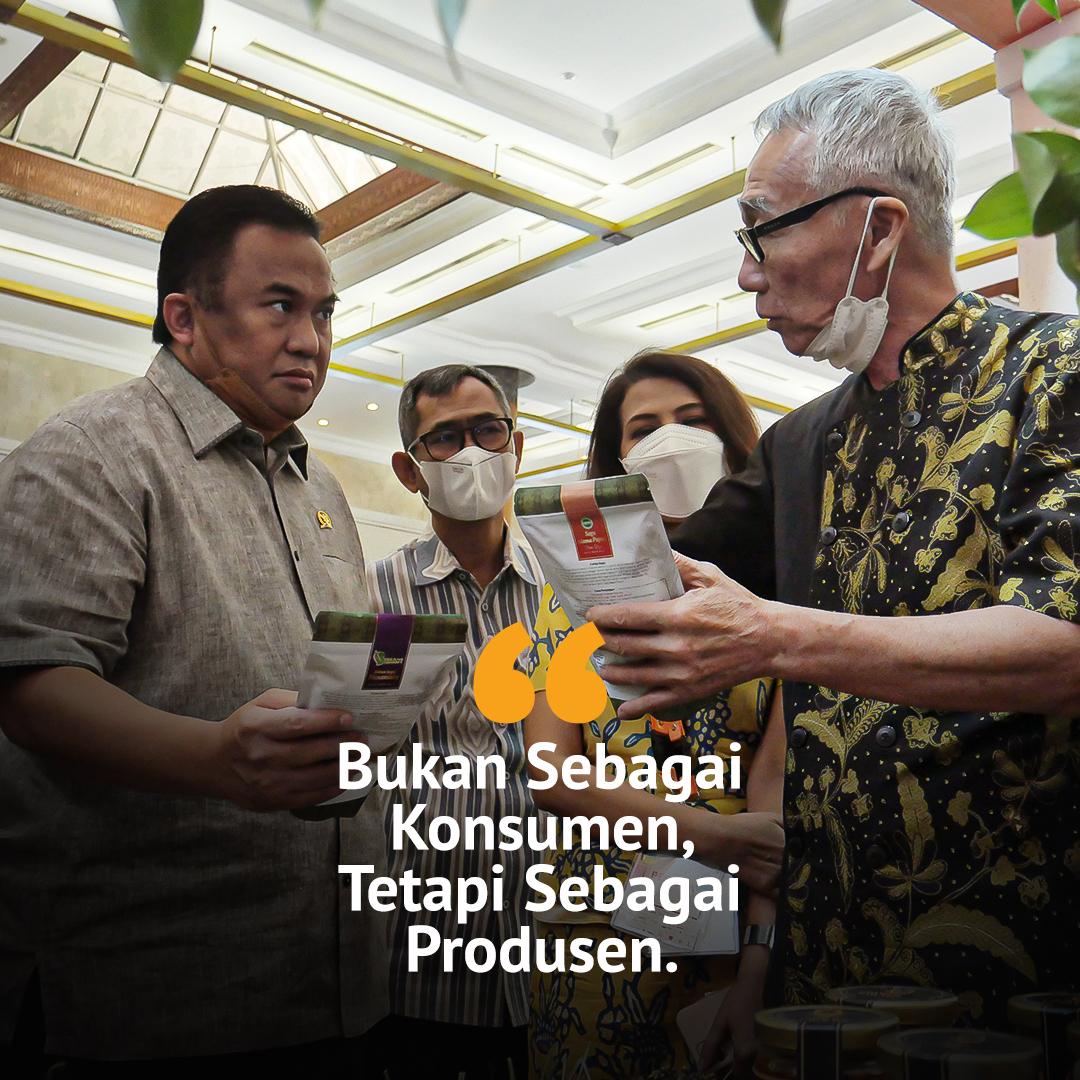 Saya yakin Indonesia bs mengisi produk halal dunia, pangsa pasar produk halal terbilang besar. Indonesia dianugerahi tanah yg subur,laut yg kaya,iklim yg bersahabat. Melalui anugerah sang pencipta kita bs masuk ke produk halal sektor pangan &amp; herbal
#RachmatGobel #CahayaDariTimur