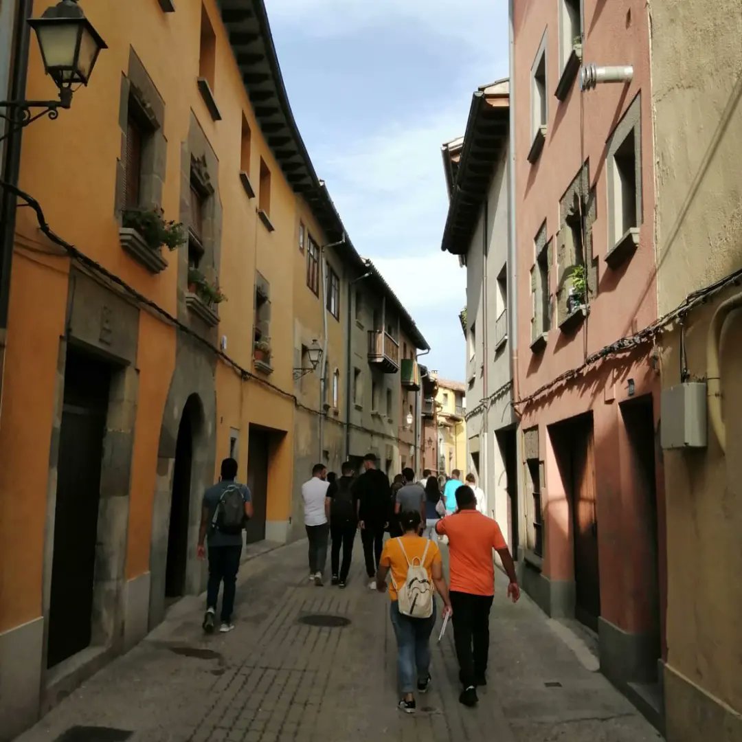 Els alumnes del bàsic 1 de Manlleu hem passejat per la vila i hem pujat al campanar. @diaridemanlleu_ <a href="/cpnlcat/">Consorci per a la Normalització Lingüística</a> <a href="/bibliomanlleu/">Biblioteca Manlleu</a> <a href="/ajManlleu/">Ajuntament Manlleu</a> <a href="/OPEManlleu/">OPE Manlleu</a> <a href="/museudelter/">Museu del Ter</a>