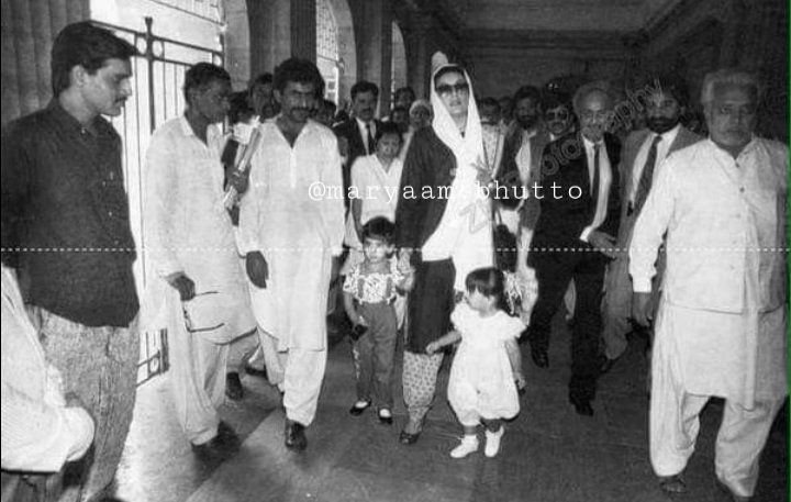 BhuttoMaryam's tweet photo. #Flashback - SM Benazir Bhutto with her little #BBZs. @BBhuttoZardari @BakhtawarBZ https://t.co/KP9OVRlEc8