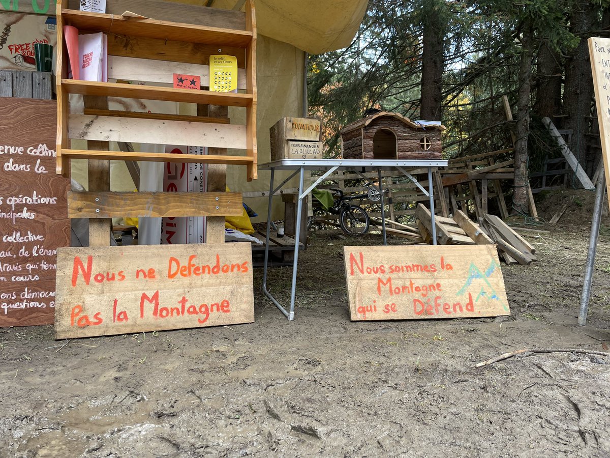 gegen_oben's tweet photo. Ein vorläufiger Sieg für die ZAD de la Clusaz!
Ein Gericht hat den Baustopp für den Stausee, der zur künstlichen Beschneiung(!) dienen soll verhängt. Das bedeutet, daß die Natur in der Region für mindestens ein weiteres Jahr nicht für Kapitalintereßen zerstört wird. https://t.co/KSvcPGGdlX