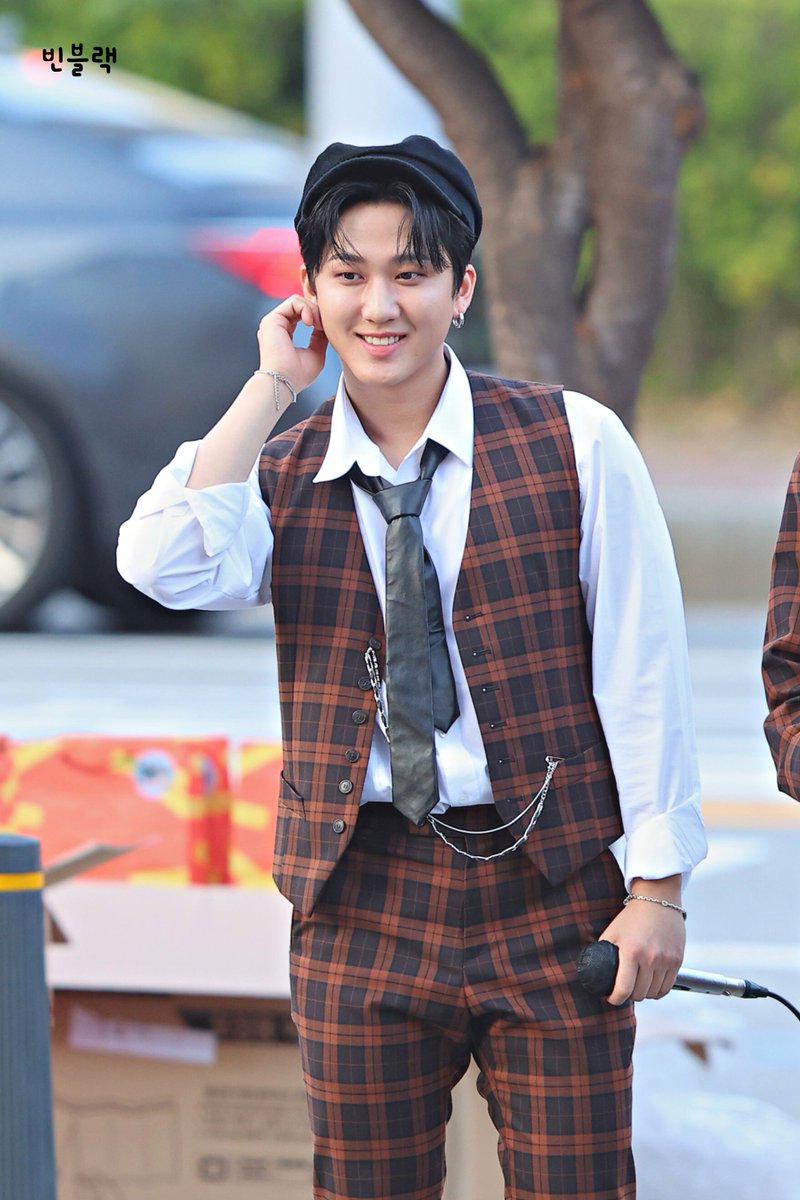 binblack811's tweet photo. 221022 웃으며 hello😆 #창빈 https://t.co/dAhikJmvwz