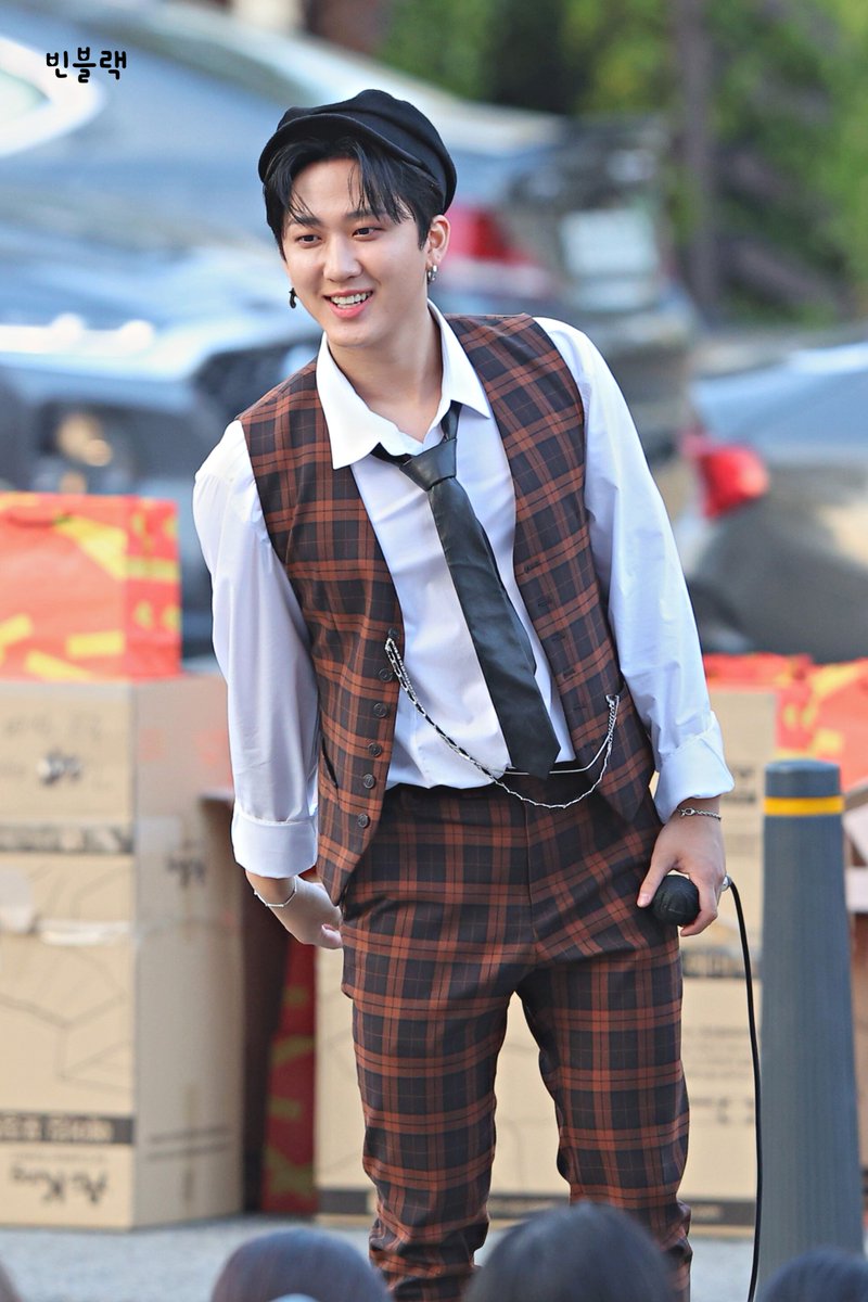 binblack811's tweet photo. 221022 웃으며 hello😆 #창빈 https://t.co/dAhikJmvwz