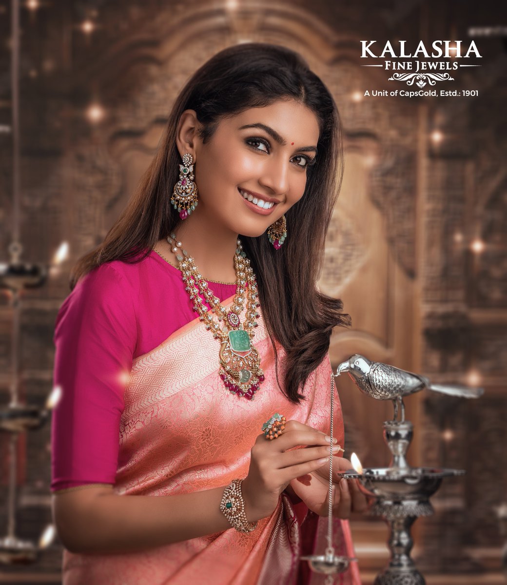 bnaveenkalyan1's tweet photo. Ad Campaign for @KalashaJewels
Agency: RJ Media Charan Parupalli
poster design: Syam Palaparthi
photo shoot: @bnaveenkalyan1
#KalashaFineJewels #RJMedia #CharanParupalli #SyamPalaparthi #BNaveenKalyanPhotography https://t.co/33DOo0Tg8t
