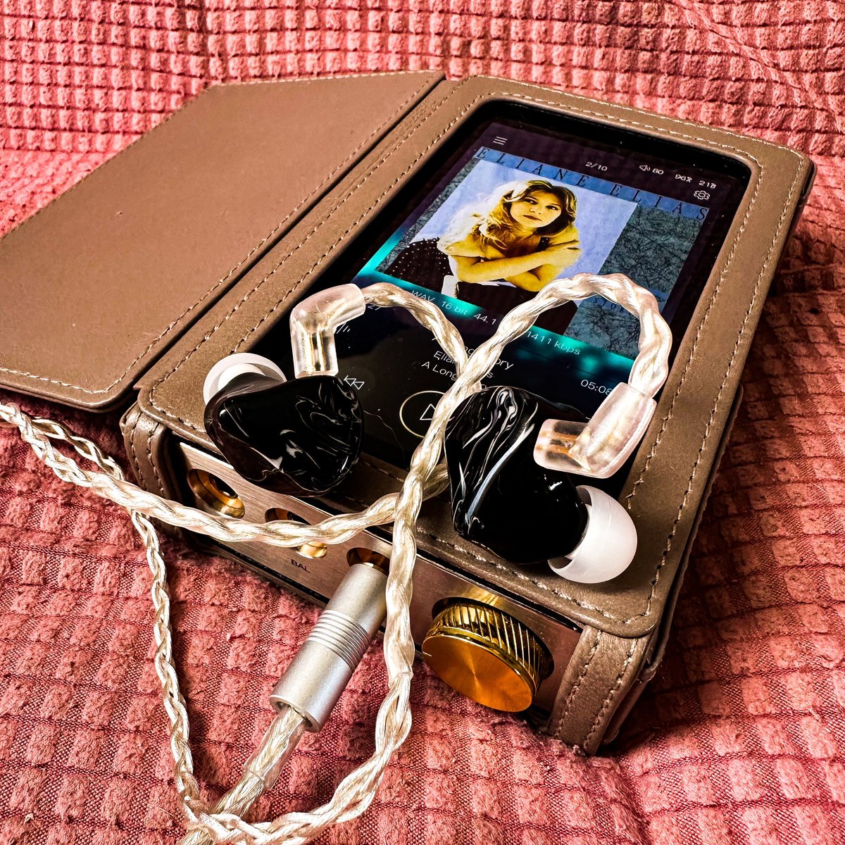 busso156's tweet photo. Mega5pのエージングが進んで来たのか低音域の量感が増えました。DDの動きが良くなってきたのでしょう😊
当たり前かもしれませんがDAPを変える事により、違う顔を見せるMega5p...
Mega5pはなんか凄いイヤホンなんだなぁと私的には感じてます😃
#Mega5p
#DX300MAX
#KANNCUBE https://t.co/AIfjFsKniG