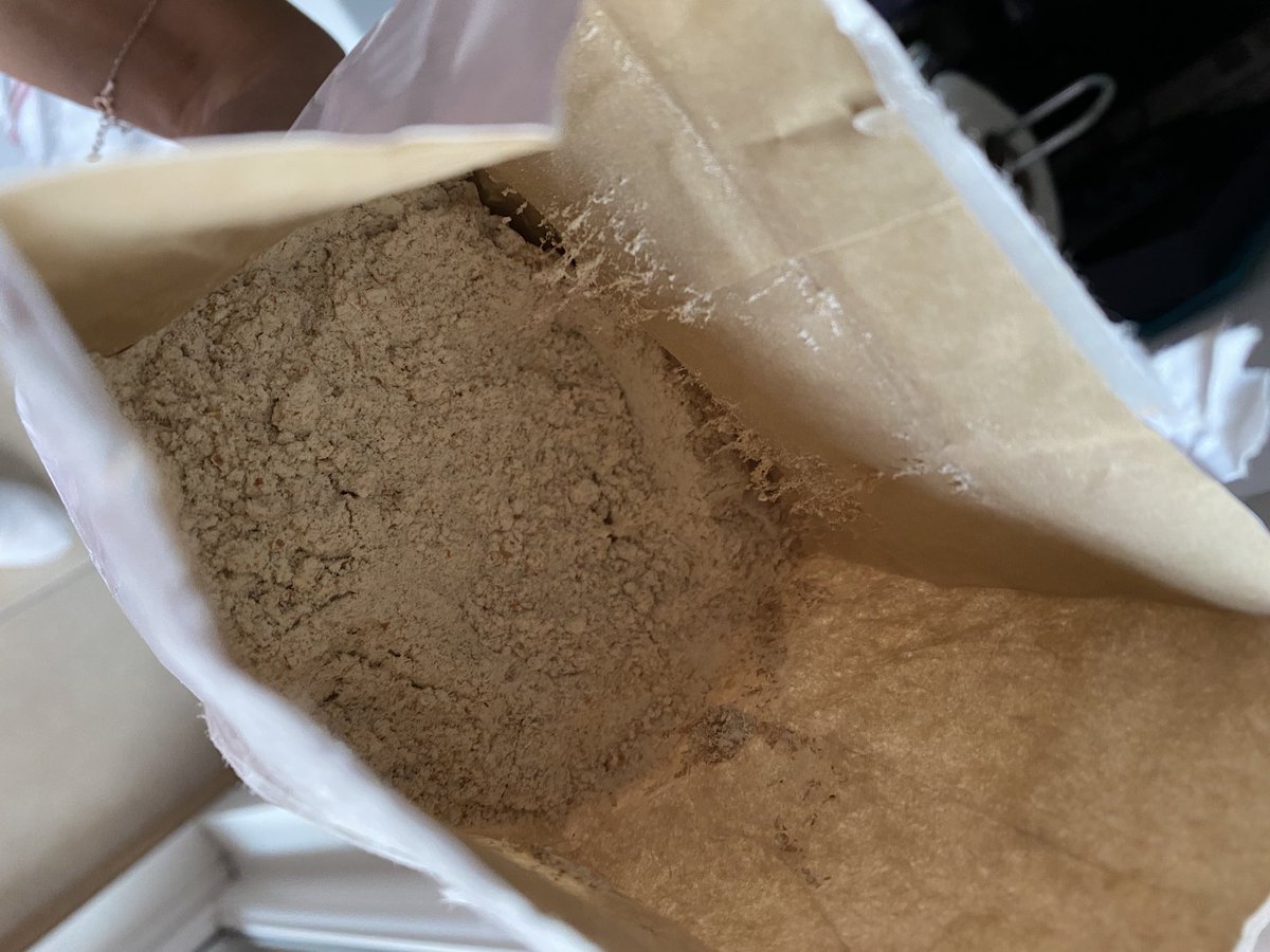 giizzzdi's tweet photo. @BemtatUn organik tam buğday ununuzu açtığımda manzara bu şekildeydi. Problem kalite kontrol sürecinizde mi? Ürününüzü çöpe atmak üzere satın almış oldum. https://t.co/LU6tJQYYc5