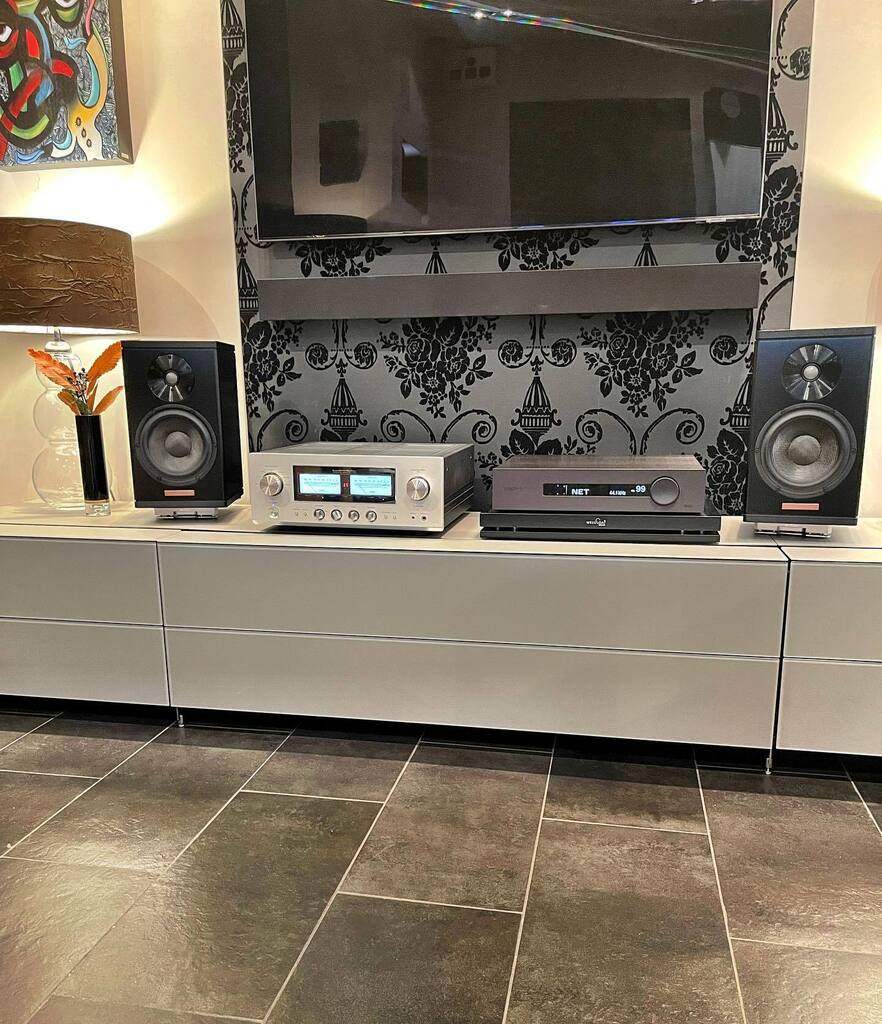 AudioVenue's tweet photo. Meitner Audio Streamer/ Dac, Luxman amplifier and Magico speakers, what else could one ask for.
.
#emmlabs #meitneraudio #meitnerma3 #stereophile #musical #magicoa1 #a1 #aseries #wellfloat #hifiealing #luxman #luxmanamplifier #luxmanl507z #l507z #magic… https://t.co/va1hjlezWr https://t.co/ecohml5Bbv