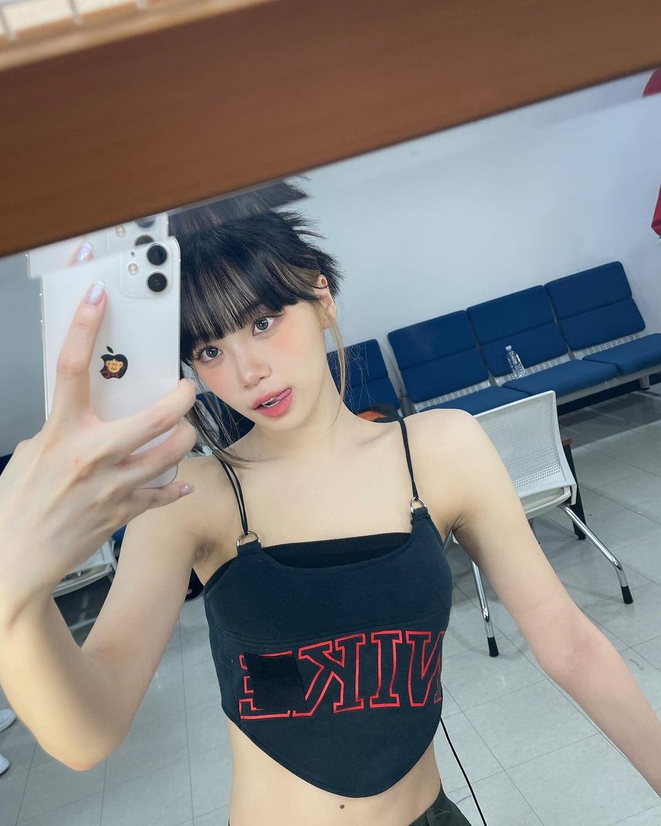 chaenwone's tweet photo. Sure it's best to show the whole look in front of the mirror but don't let the cheeky pose fool you. https://t.co/4JDkfjv0i3