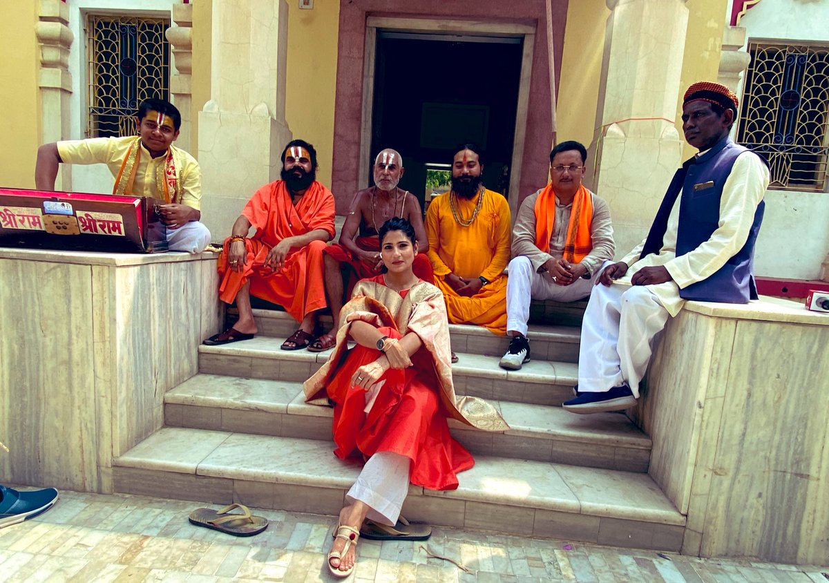 RubikaLiyaquat's tweet photo. मैं जितना फ़ख़्र से अल्लाह का शुक्र करती हूँ उतना ही गर्व से शुक्र भगवान का भी करती हूँ… मेरा ईमान तुम्हारी रीढ़ की तरह कमज़ोर नहीं.. न मैं अपना ईमान छोड़ूँगी न संस्कृति… https://t.co/BRL2ohiXpi