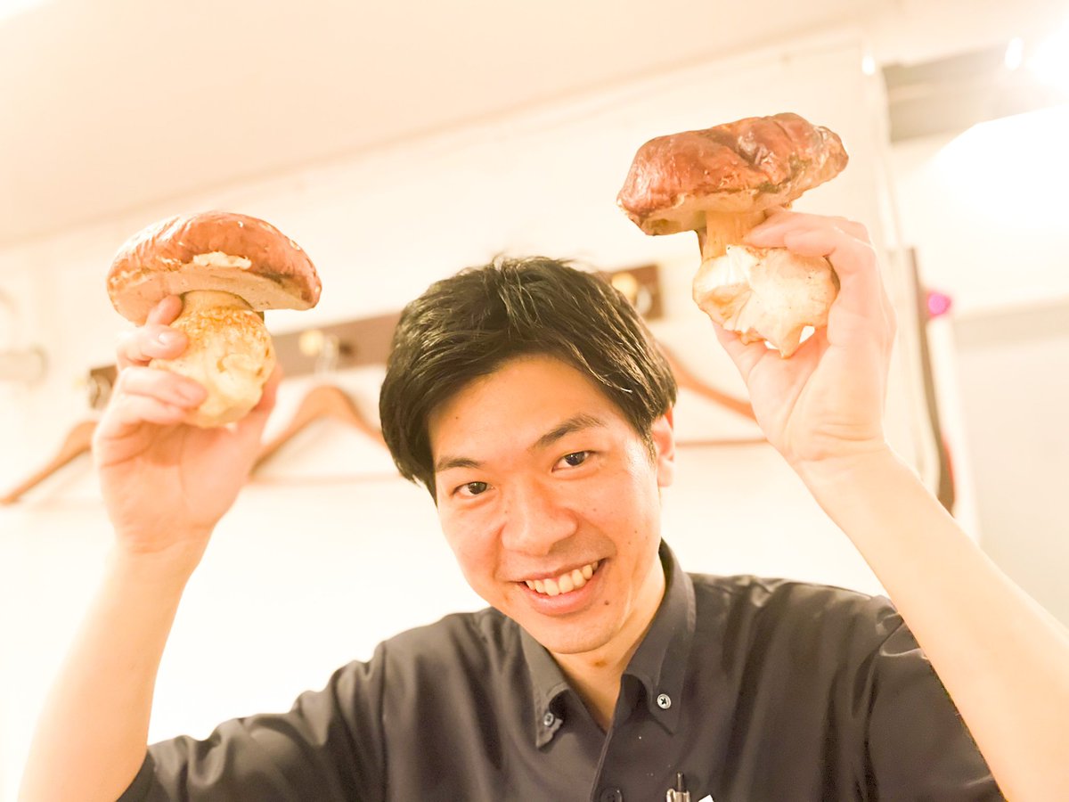Shibuyaaugustu's tweet photo. 10/29(土)のご予約はまだ可能です！！

フレッシュポルチーニの予想外の大きさに困惑���するオーナシェフの図🤣 https://t.co/tGtcnz4wTY