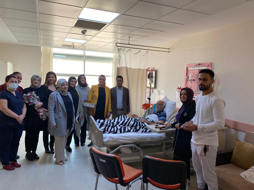 Bu kapsamda ilimizde Yataklı Tedavi Kurumlarında tedavisi devam eden hastalarımız ziyaret edilerek şifa dileklerimiz yanında Hasta Hakları konusunda bilgilendirilmeler yapıldı.