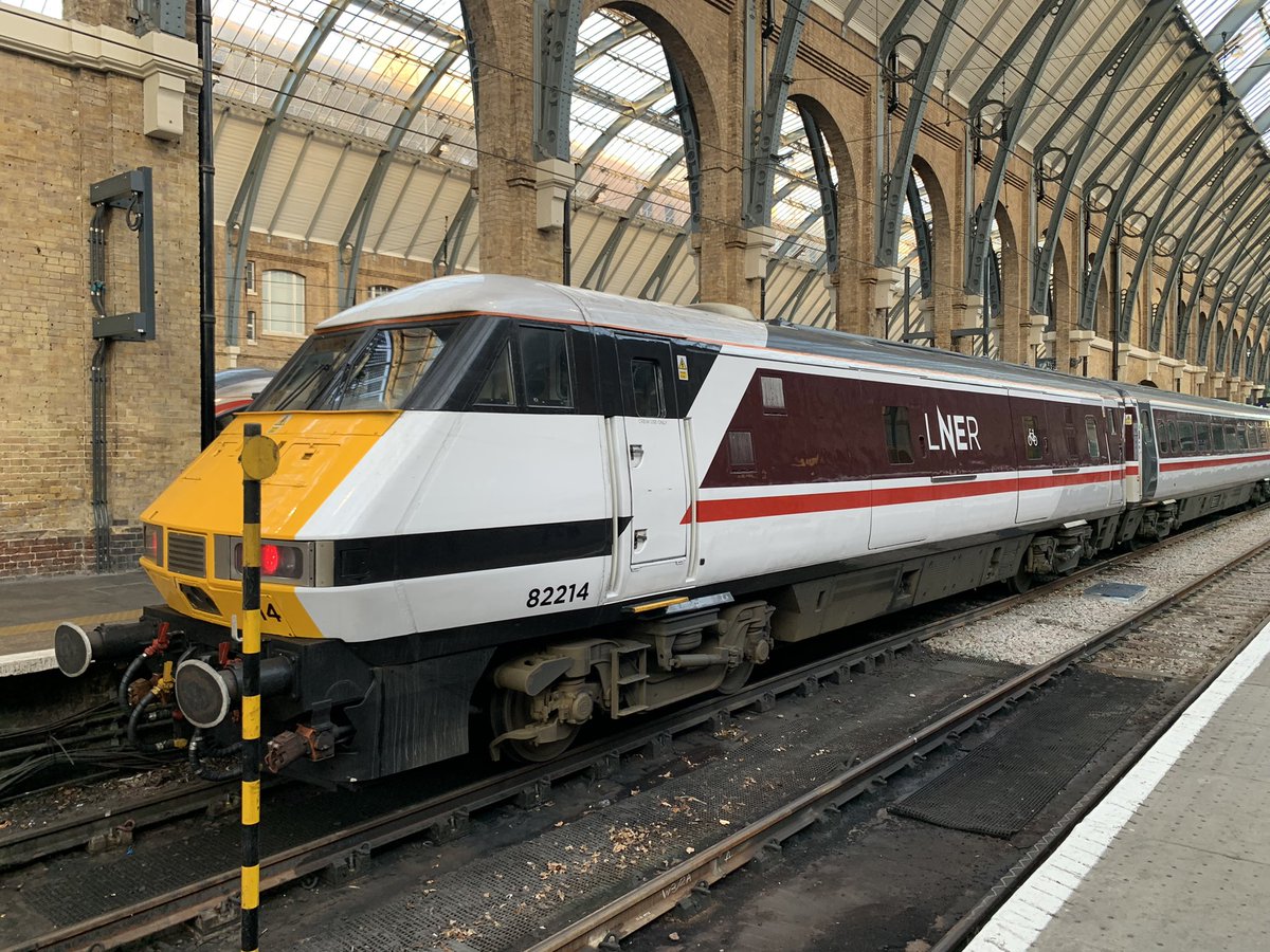 davi326's tweet image. Rather like the maroon colour scheme on this @LNER #Class82 in  the magnificent #KingsCrossStation this morning #rail #LNER