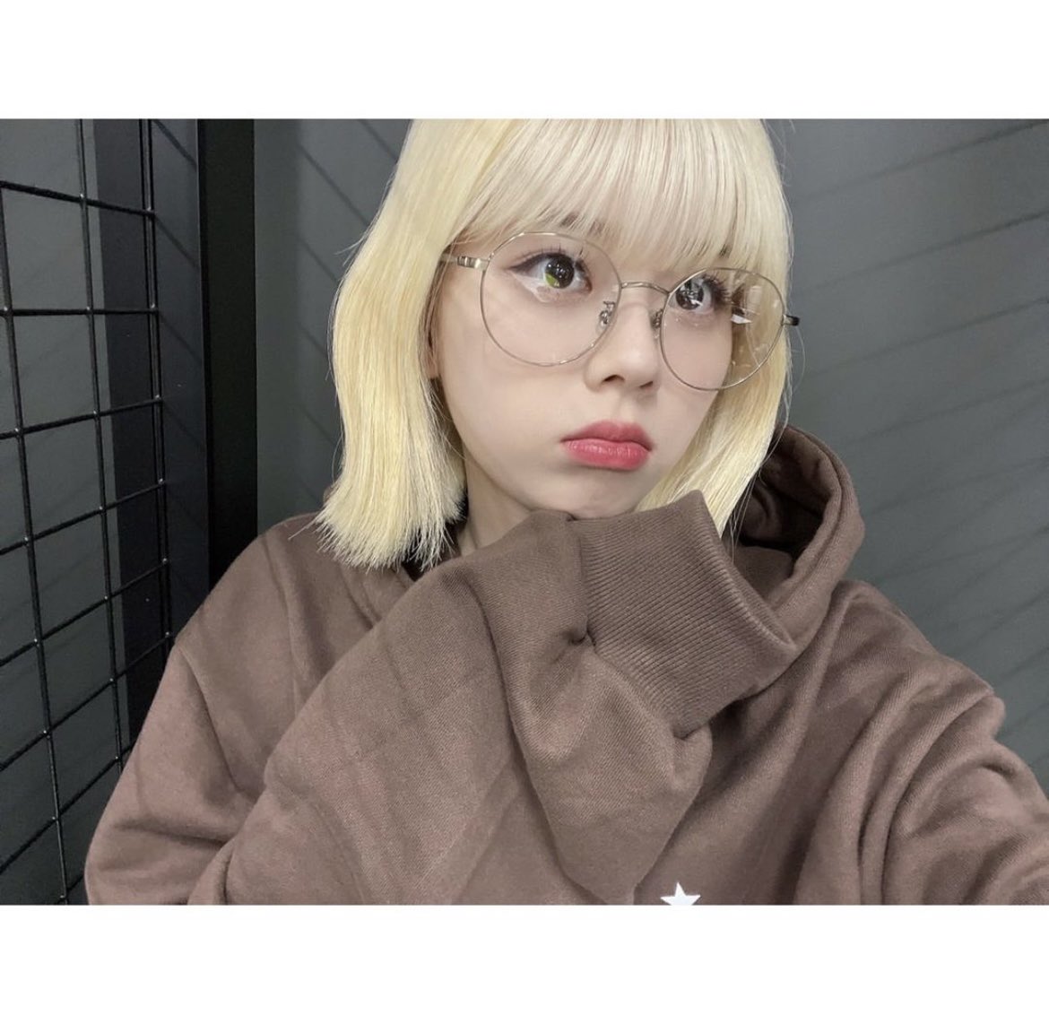 9_ri_9's tweet photo. この写真ここ最近で1番かもしれん

メガネ
金髪
ボブ
茶パーカー(色重要)

可愛さしかないのよなぁ😊 https://t.co/yE14nZogIH