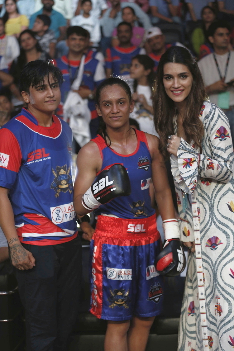 Celebrity guest @kritisanon along with Delhi Gladiators' #ShivaniDahiyaa at the Super Boxing League. @amirkingkhan @billdosanjh #SBL #SuperBoxingLeague #HitHarder #WBC #ProBoxing #WayBackWednesday #Bollywood #KritiSanon