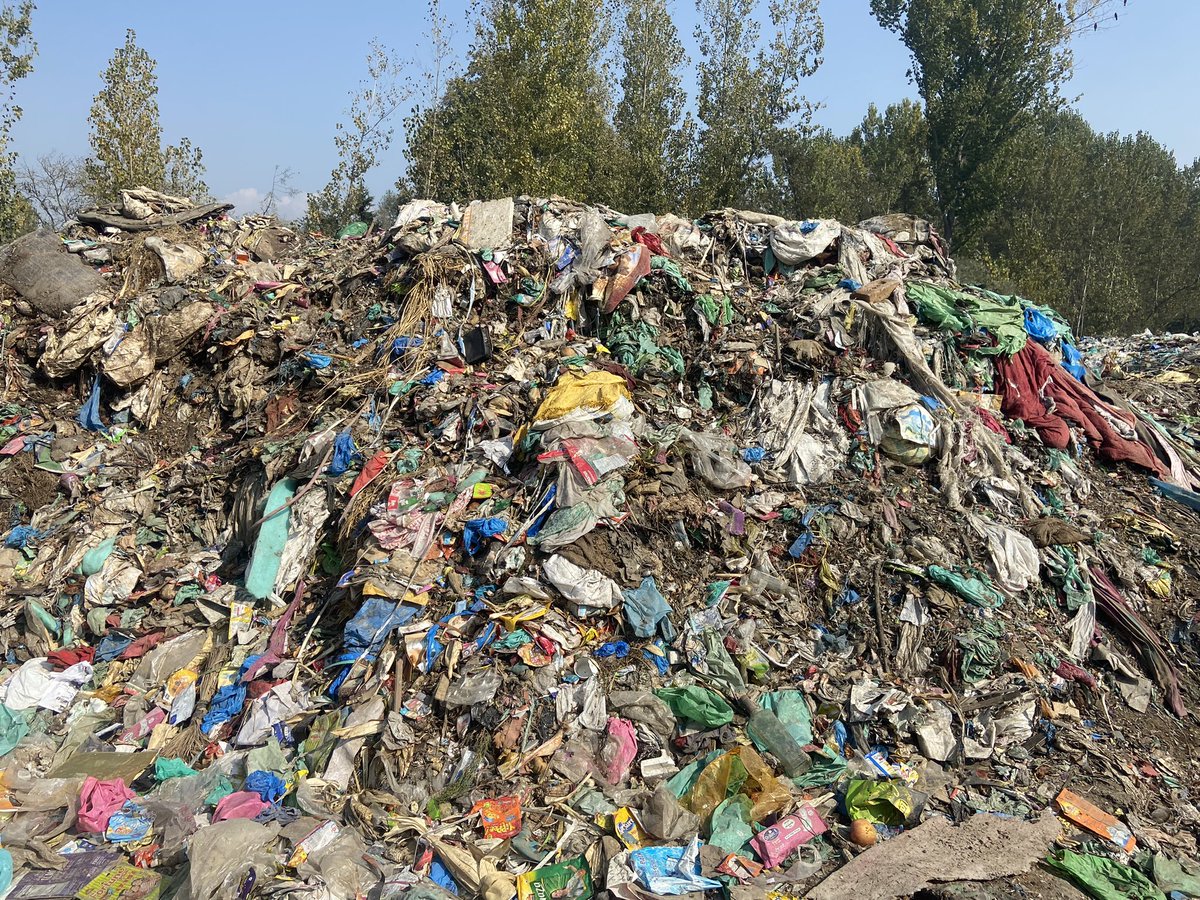 rohil_bashir's tweet photo. #In_pics
Heap of garbage near Govt Degree college Bijbhera and Indoor stadium a cause of concern as there is no proper site for dumping of garbage, BiJ adminstration in a deep slumber.  @mudasir_qadri @ULBKASHMIR @hikingmizraab https://t.co/6o84IYgJo1