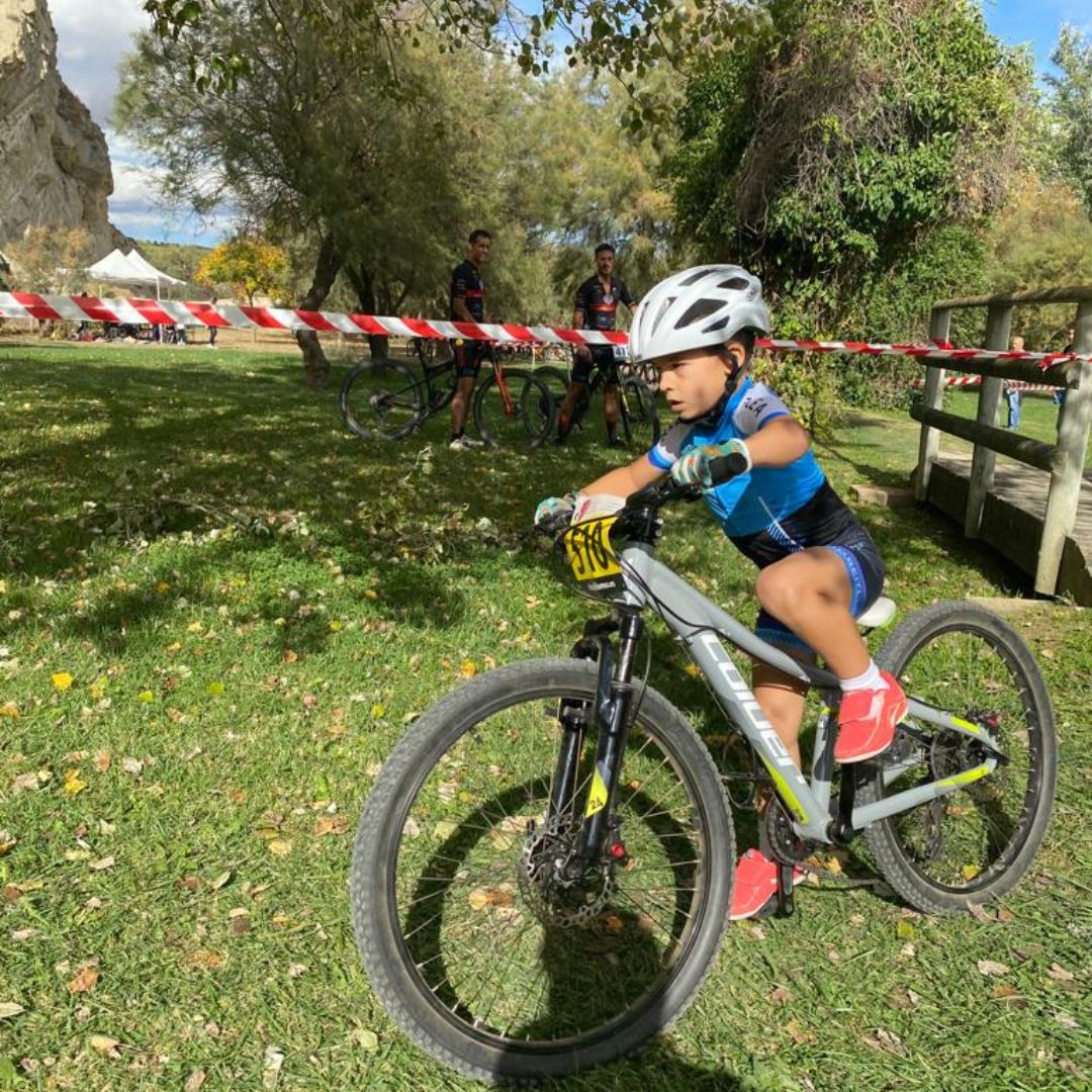CCBerritxaco's tweet photo. Este finde carreras en #Peralta !!
📸Álbum de fotos de los pitufos en acción! Empiezan las complicaciones en los circuitos pero no son un impedimento, los disfrutamos a tope! 💯💙🚴
_
#Familiapitufa #Equipazo #Berritxaco #Rotxabikes #Carreras #mtb #Esfuerzo #Diversión https://t.co/xOZYjewo3S