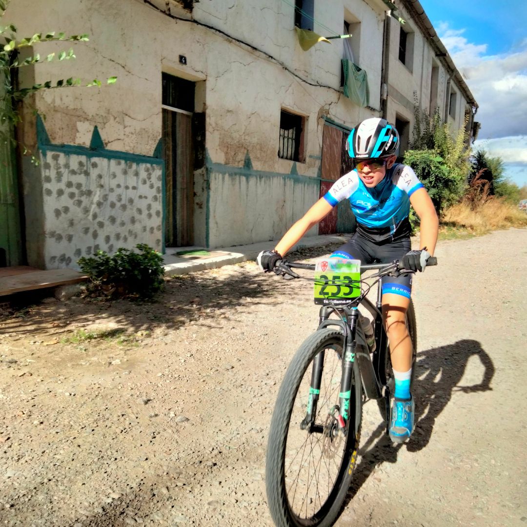 CCBerritxaco's tweet photo. Este finde carreras en #Peralta !!
📸Álbum de fotos de los pitufos en acción! Empiezan las complicaciones en los circuitos pero no son un impedimento, los disfrutamos a tope! 💯💙🚴
_
#Familiapitufa #Equipazo #Berritxaco #Rotxabikes #Carreras #mtb #Esfuerzo #Diversión https://t.co/xOZYjewo3S