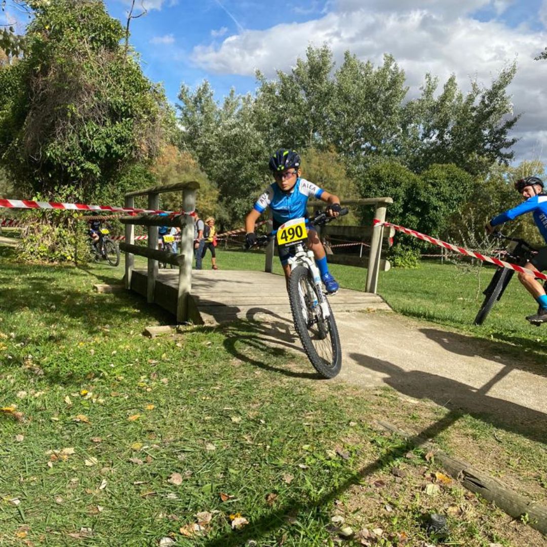 CCBerritxaco's tweet photo. Este finde carreras en #Peralta !!
📸Álbum de fotos de los pitufos en acción! Empiezan las complicaciones en los circuitos pero no son un impedimento, los disfrutamos a tope! 💯💙🚴
_
#Familiapitufa #Equipazo #Berritxaco #Rotxabikes #Carreras #mtb #Esfuerzo #Diversión https://t.co/xOZYjewo3S