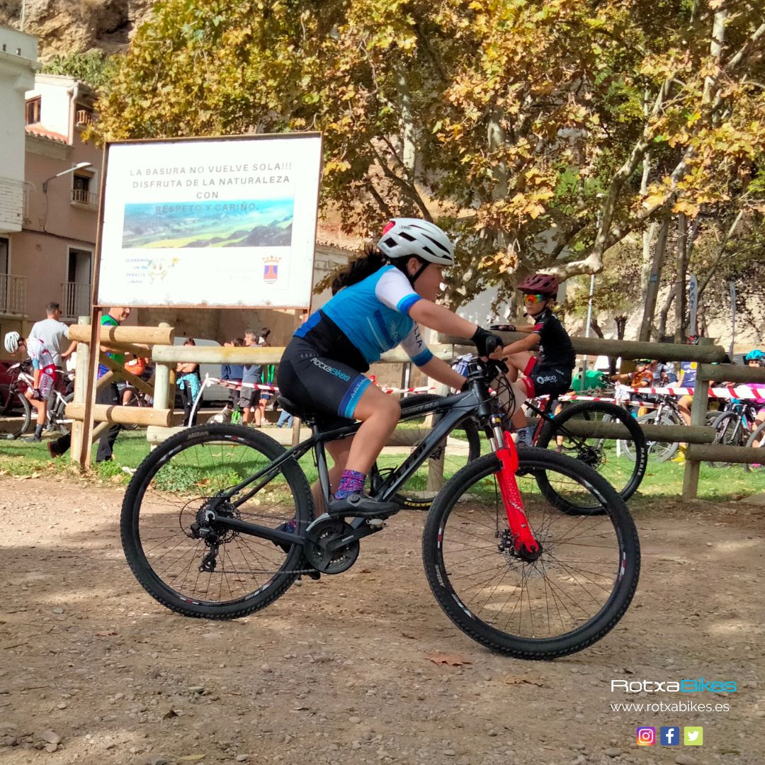 CCBerritxaco's tweet photo. Este finde carreras en #Peralta !!
📸Álbum de fotos de los pitufos en acción! Empiezan las complicaciones en los circuitos pero no son un impedimento, los disfrutamos a tope! 💯💙🚴
_
#Familiapitufa #Equipazo #Berritxaco #Rotxabikes #Carreras #mtb #Esfuerzo #Diversión https://t.co/xOZYjewo3S