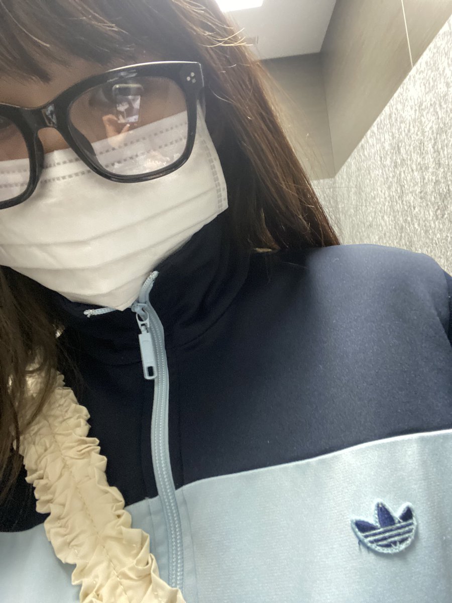 GoldenR99143282's tweet photo. トラックジャケットでも寒い🥶
わーメガネに反射してるわー😀😀😀 https://t.co/GQIY276vmZ