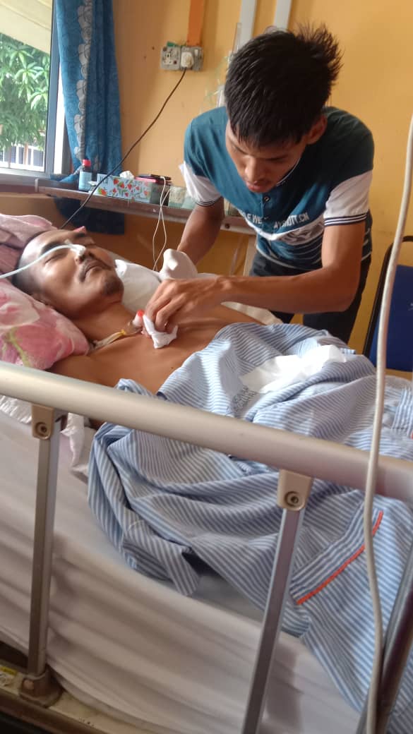 Cannot imagine perasaan sedih isteri bila suami lumpuh satu badan sebab stroke.

Balik2 rumah je suami dia terus tumbang. Terus takleh gerak pape sampai sekarang. Satu anggota badan pon takleh gerak tu. Terlentang atas katil je tuu. Tolong RT gais