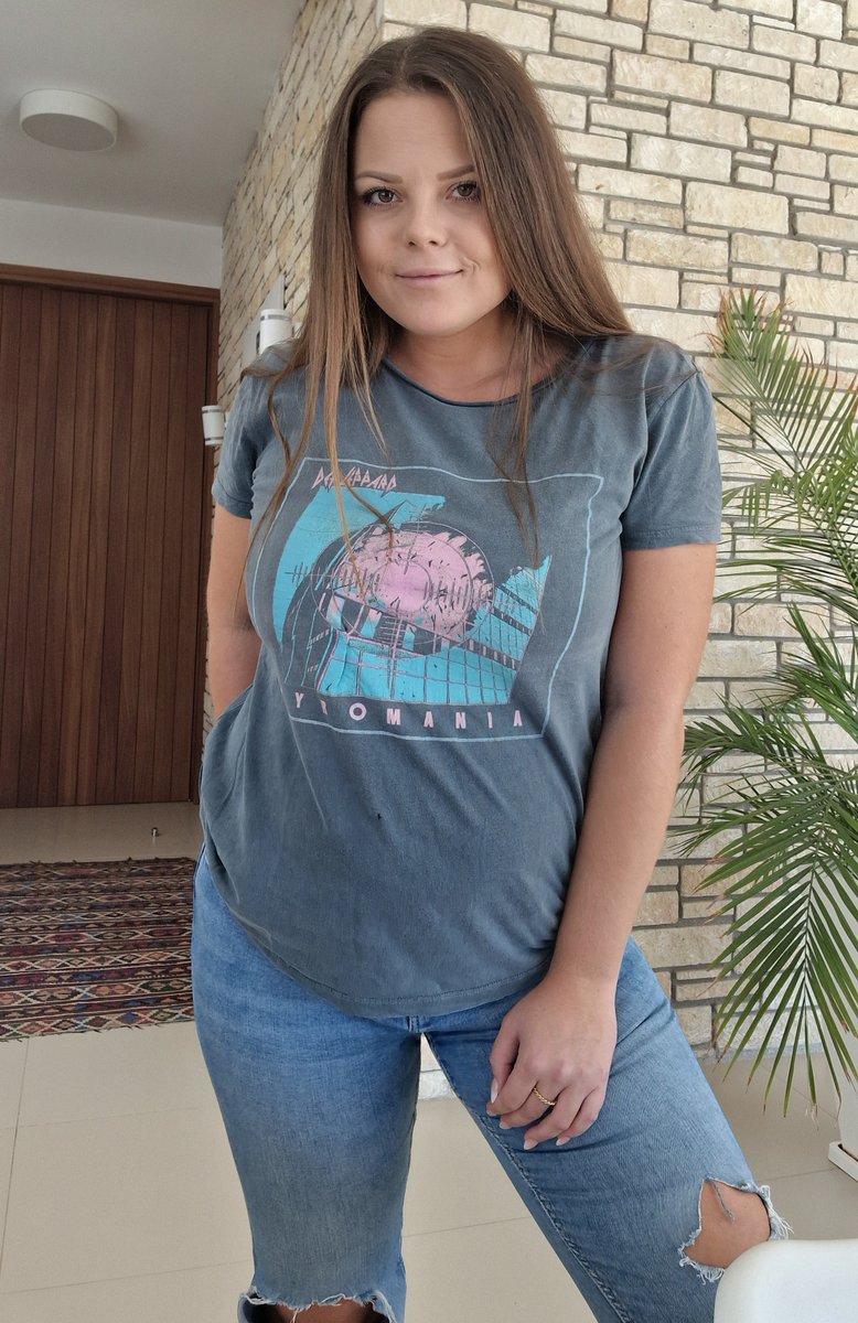LeaLovebird's tweet photo. I wish you a great start into the new week 😘Would you like to see what's under my shirt ➡ than RETWEET 😏😋 100 retweets and I'll show you ❤
(in the next 24 hours) https://t.co/hm6fDAsfTZ