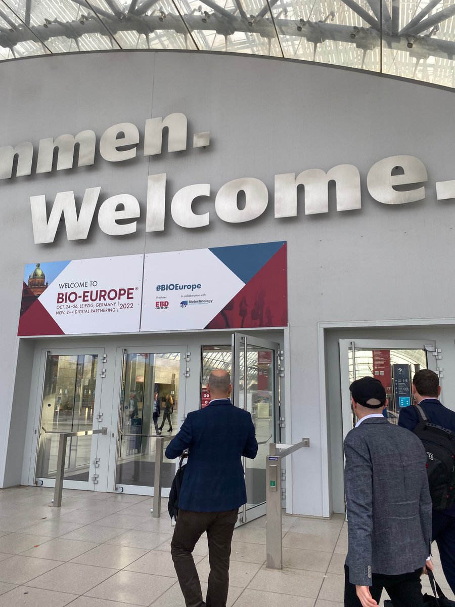 Evaluate tweet media