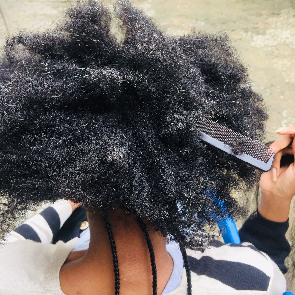 Ta_Coiffeuse's tweet photo. Hello😊 

Knotless braids sur cheveux nappy ☺️ 

Qu’attends-tu pour prendre rendez-vous ? 

Nous sommes disponibles tout les jours de 9h à 18h 

Contactez nous au 655202152 ou https://t.co/PDwoi9mLax

Excellente semaine à vous 😘
#clientesatisfaite https://t.co/beTMQIgyUR