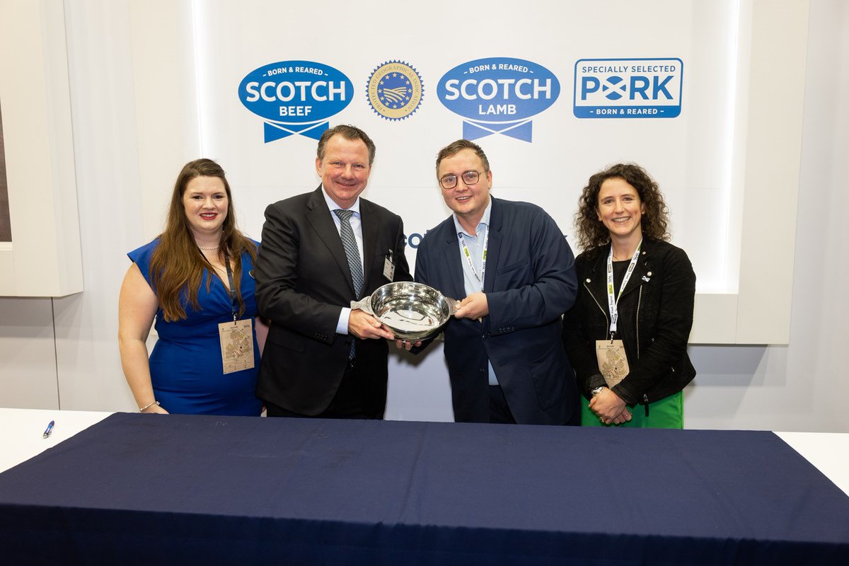 SlagersV's tweet image. NICO TO MEAT ONDERSCHEIDEN DOOR QUALITY MEAT SCOTLAND

@Nice2Meat uit Almere is onderscheiden als Scotch Meat Distributor of the Year. De QMS award is door de Schotse kabinetssecretaris voor landbouw Mairi Gougeon, uitgereikt tijdens @SIAL_Paris. 🐄

slagersvak.biz/nl/nieuws/24-1…