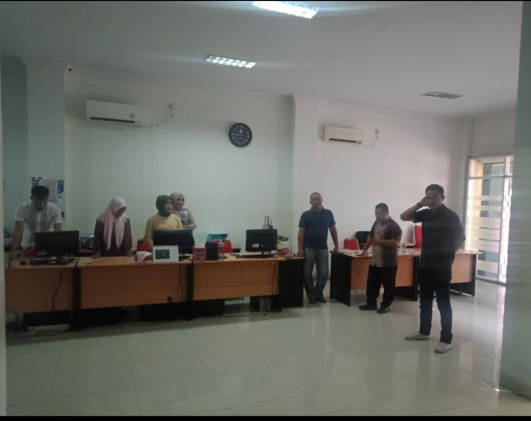 Si hoby kerja yg aku sayang ... bapak BM yg tiap malam penyedia tempat bermain PS drmh nya...