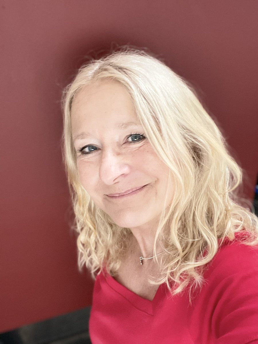 Birgit_Haase's tweet photo. Das #Montagslaecheln kommt heute mit dem Wort des Tages: seufz 💕
#Herzensmann #neunzehn
#wiedereinegeschafft
Habt es mal fein 🍀😎 https://t.co/zQAg92KUVR