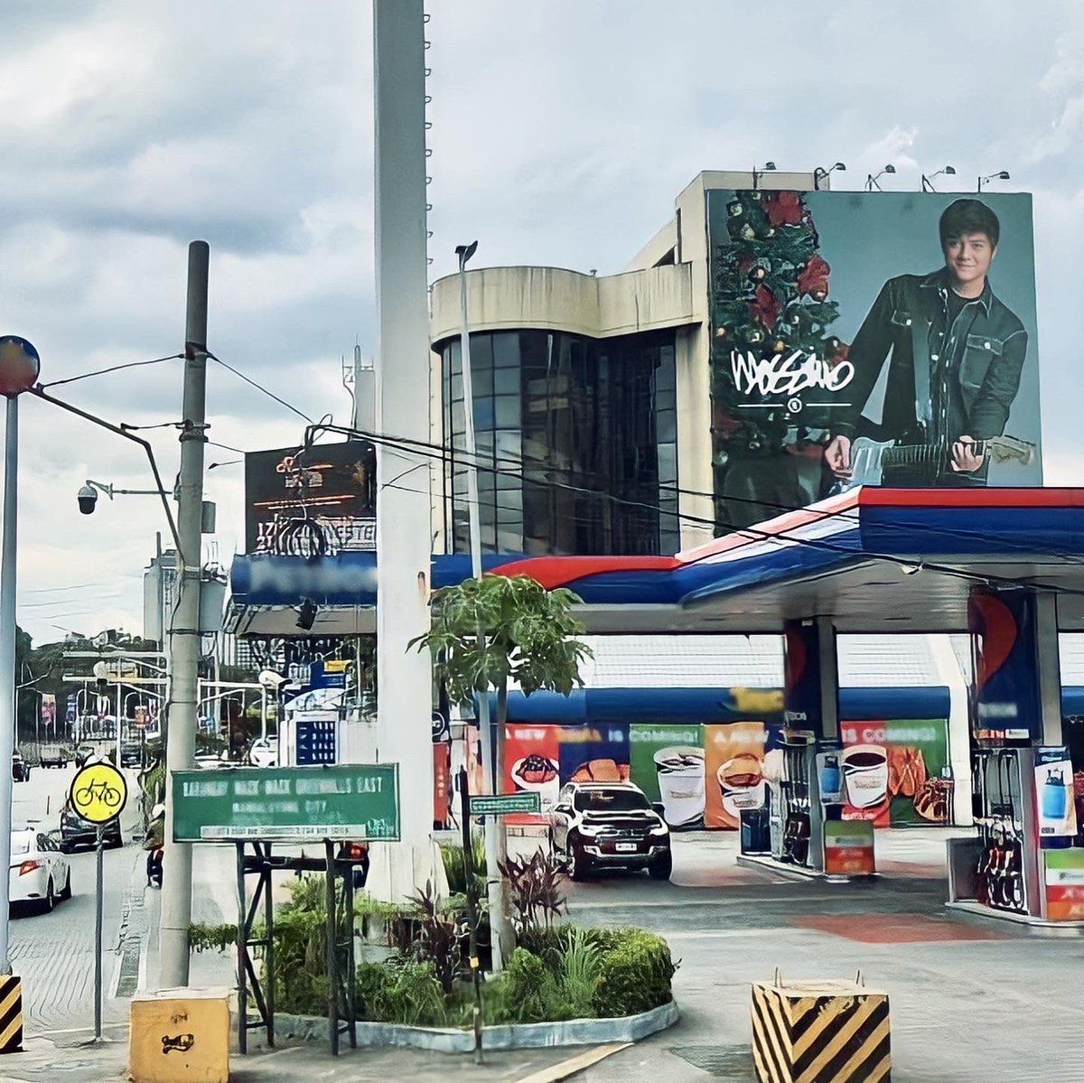 digistarph's tweet photo. It’s finally here! 🎄🎄
If you’ve spotted these billboards that’s definitely #DigistarPH at work. Who needs Christmas decorations when #DanielPadilla lights up the holiday season with #Mossimo?
Send us an inquiry today at enquiries@digistarph.com 💌 https://t.co/3LDjG3WrJB