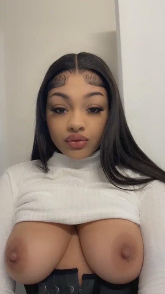 sweetstoner421's tweet photo. J’ai vraiment chaud ce matin à peine prête j’ai envie d’enlever les habits 👅🥰
Venez dm j’ai du temps à perdre et des nudes à vendre https://t.co/JG5lLstRQr