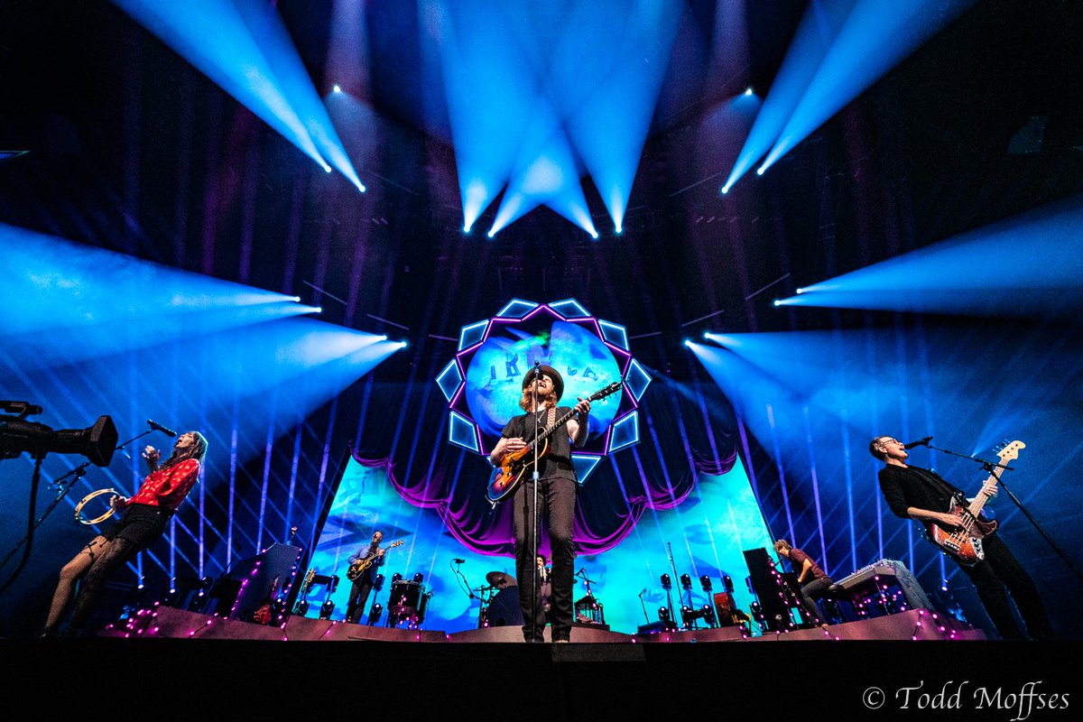 Dimatec_Light's tweet photo. Les Mini Xtylos et Xtylos de @ClayPakyNews sur le Brightside World Tour du groupe The Lumineers 🤩
Concepteur et programmeur d'éclairage : Ian Haslauer
📸 : Todd Moffses
#claypaky #IgniteYourShow #XtylosFamily #LaserSource #laserbeam https://t.co/dw6s1IzTWE