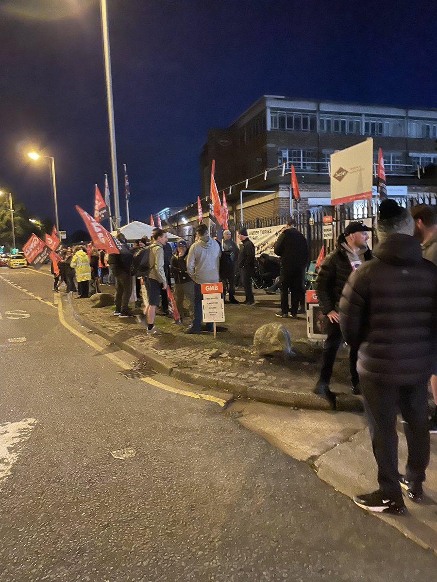 Lisa_71pool's tweet photo. Hard to believe today is week 5 of #strike action #Jacobs #Aintree 
Day 17 starts at 7pm tonight as workers  stand strong for fair pay with no strings attached.
@pladis_Global are a profitable multi million business, #TimeToPayUp @murat__ulker @McVities @PaulMaccaGMB @IanByrneMP https://t.co/tpS4jgoHYg