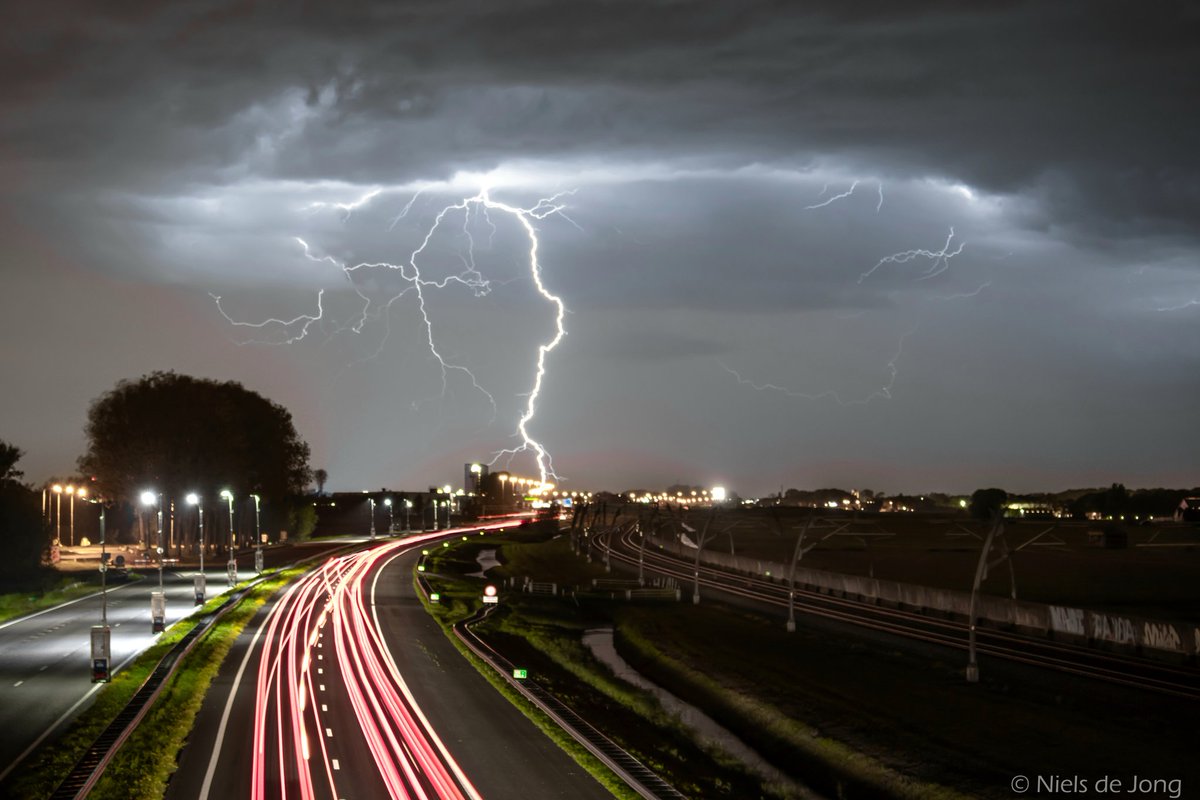 NelisdeJong's tweet photo. Flitser op de a15! Gisteren avond bijzonder fraai onweer voor oktober met veel ontladingen per minuut. Deze stond op het verlanglijstje om onweer te combineren met de snelweg blij met het resultaat.
@helgavanleur @StormchaserNL @NOS @BuienRadarNL @NoodweerBenelux @janvissersweer https://t.co/M1M0eZ9iXz