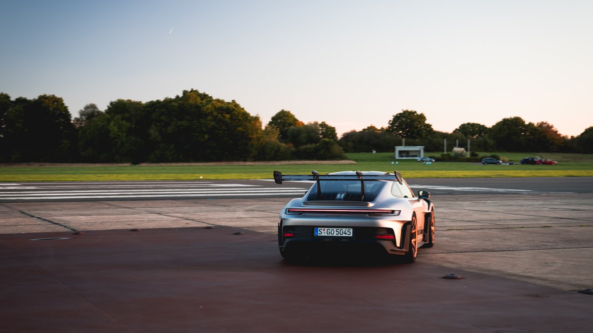 F1-inspired tech, high-speed and a stunning design...this is the Porsche 911 GT3 RS!🤩💨 Is this the ultimate high-performance sportscar?🤔