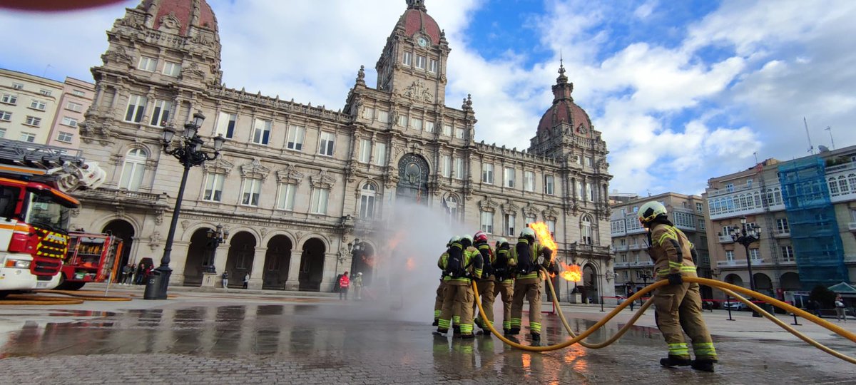 bombeiroscoruna's tweet photo. Derradeiras horas da Semana da Prevención de Incendios da #Coruña 2022.

Hoxe visitounos o alumnado do CPR plurilingüe Calasancias. 

Rematamos cun exercicio táctico simulando dúas fugas de gas incendiadas 🔥 🔥 na Praza de María Pita.

#SPCoruña2022 https://t.co/DixLjKxw86