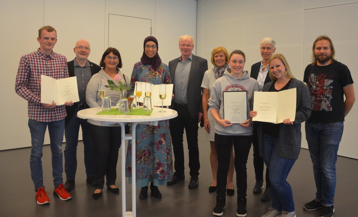 We're extremely happy for our apprentices Sophie and for René (MPI f Kohlenforschung), who were awarded for their outstanding achievements during their training 👏 The apprenticeship team of the two institutes also has reason to celebrate 🥳 Read more 👇cec.mpg.de/en/detail-view…