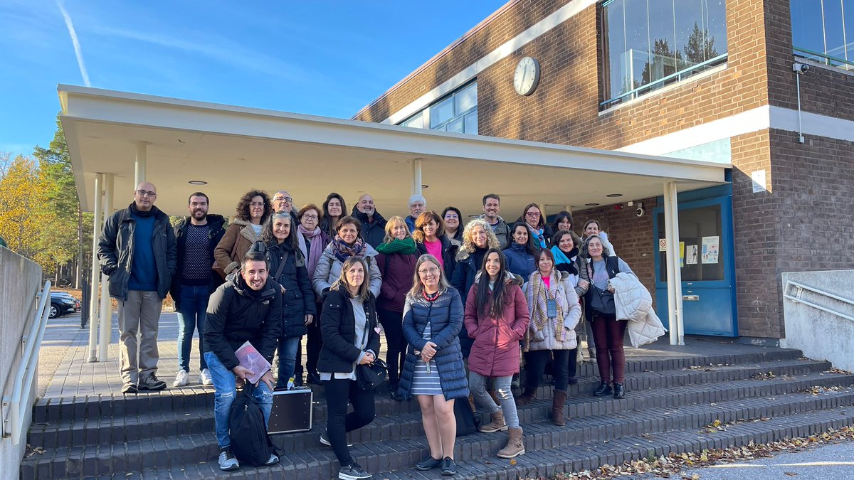 Gracias al Colegio Rastaalan Koulu en Espoo por su acogida, permitirnos entrar en sus clases y hablar con sus profesores y alumnos. Interesante el clima de convivencia en el centro y el programa de habilidades emocionales