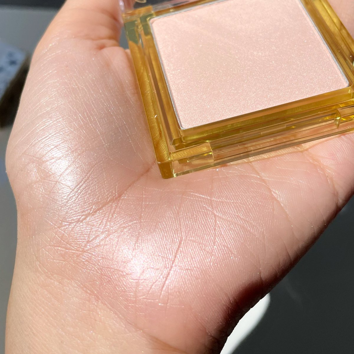 ฉันชอบมาก ไฮไลท์ eglips ตัวใหม่ สี 02 ปัดแล้วผิวฉ่ำเหมือนมีน้ำในผิวอ่ะ ฉ่ำนวลสวยมากก ยกให้เป็นไฮไลท์ถูกและดีเลยย